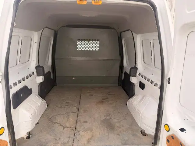 2010 Ford Transit Connect XLT - No Accident - Photo 14