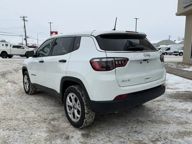 2025 Jeep Compass Sport 4x4 | 2L Turbo | Low KMs | Heated Seats - Photo 4