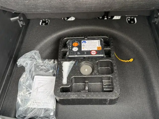 2025 Jeep Compass Sport 4x4 | 2L Turbo | Low KMs | Heated Seats - Photo 9