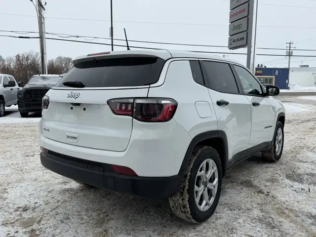 2025 Jeep Compass Sport 4x4 | 2L Turbo | Low KMs | Heated Seats - Photo 10