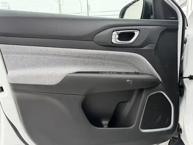 2025 Jeep Compass Sport 4x4 | 2L Turbo | Low KMs | Heated Seats - Photo 16