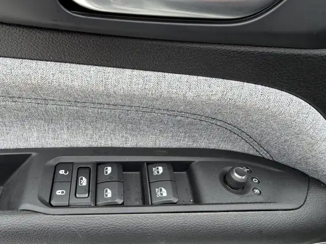 2025 Jeep Compass Sport 4x4 | 2L Turbo | Low KMs | Heated Seats - Photo 17