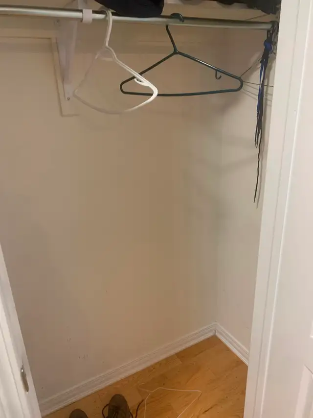 Private room/bathroom and washroom for rent in Mississauga - Photo 4