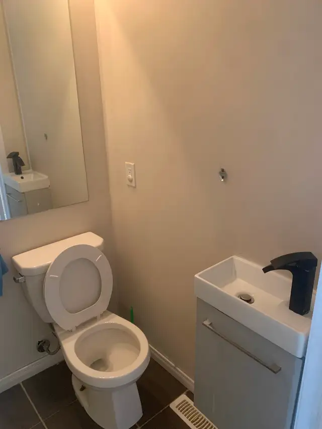 Private room/bathroom and washroom for rent in Mississauga - Photo 6
