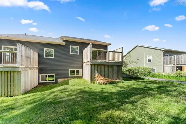 Beautiful 3-bedroom 1.5 bathrooms semi-detached house - Elmsdale - Photo 2