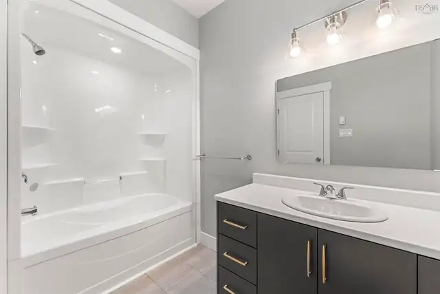 Beautiful 3-bedroom 1.5 bathrooms semi-detached house - Elmsdale - Photo 7