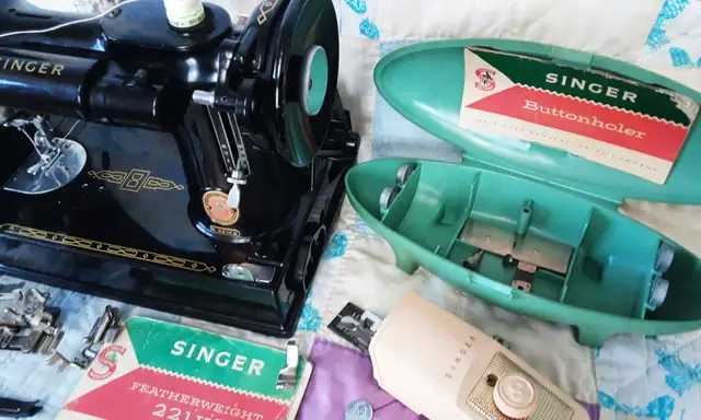 Singer 221k featherweight sewing machine red S - Photo 3