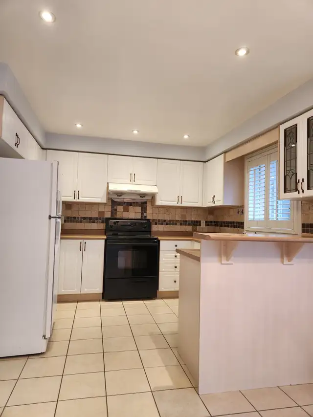 Brightand Sunny All Brick 2 Storey Family Home for rent. - Photo 6