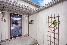 Bright 3BR main-floor bungalow with private backyard - Photo 2