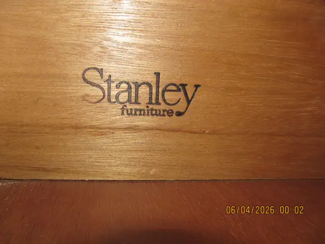 REAL WOOD BEDROOM FURNITURE ( QUEEN HEADBOARD ) - Photo 6