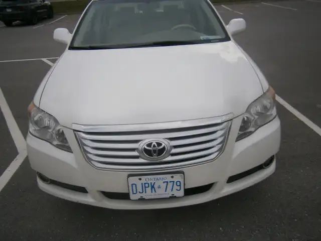 2009  Toyota  Avalon XLS - Photo 2