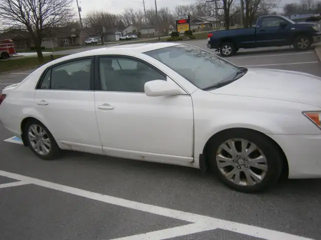2009  Toyota  Avalon XLS - Photo 3