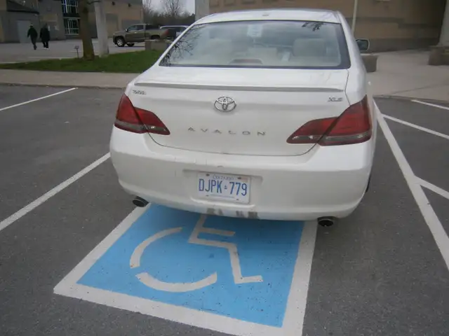 2009  Toyota  Avalon XLS - Photo 4