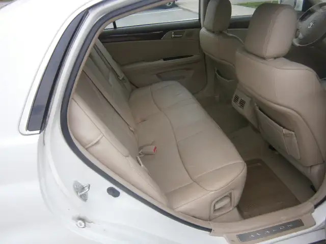 2009  Toyota  Avalon XLS - Photo 5