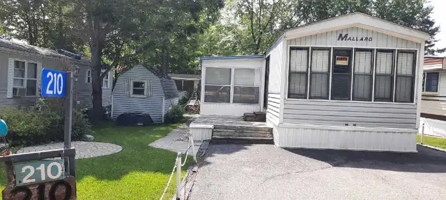 Muskoka trailer/cottage, water lot, 2 docks, shared beach, pool - Photo 7