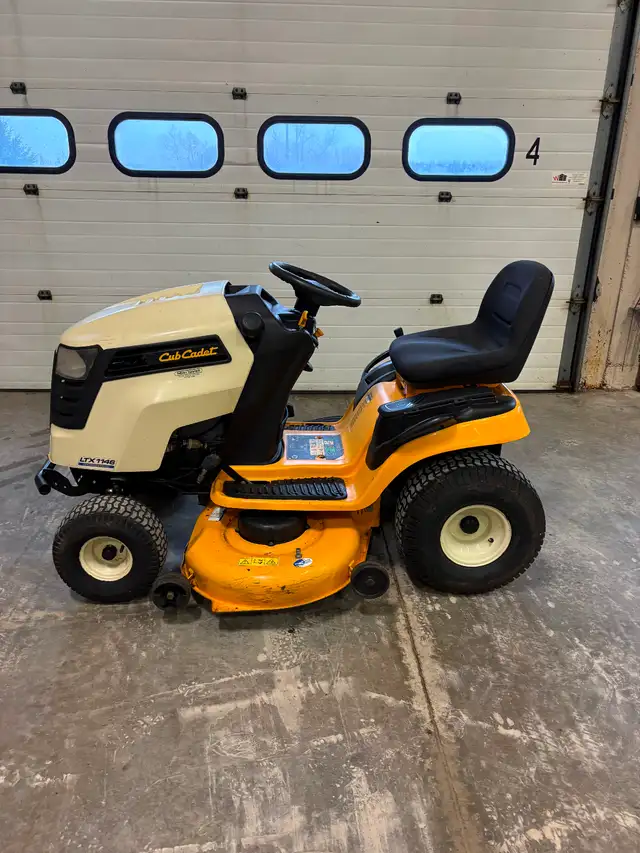 LTX 1146 Cub Cadet Lawn Tractor - Photo 2