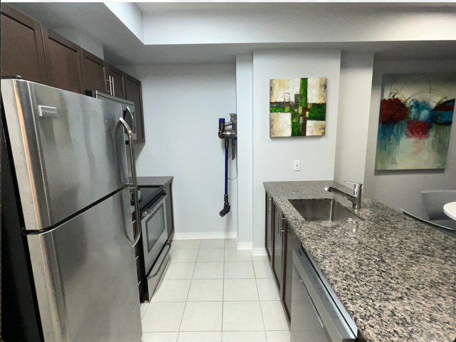 Spacious 1-bedroom 1-bathroom condo for rent in Beechwood Ottawa - Photo 5