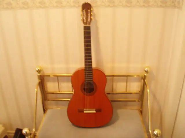 VINTAGE  - CLASSICAL ACOUSTIC GUITAR   ( EXCELLENT CONDITION )