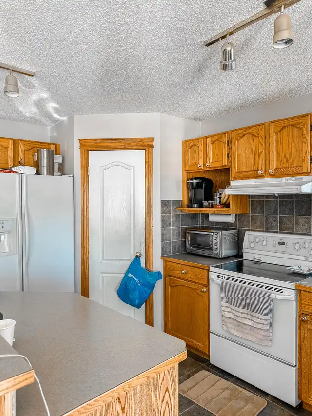 ️ Furnished Room with Mountain Views – Tuscany, NW Calgary - Photo 5