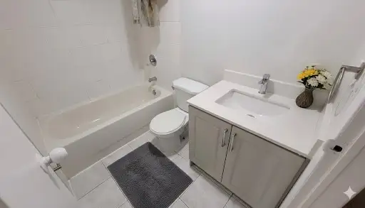 Three bedroom one washroom house for rent in Brampton downtown - Photo 5