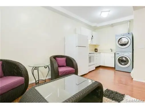 Bright Cozy 2 Bdrm Basement Near University - Photo 3