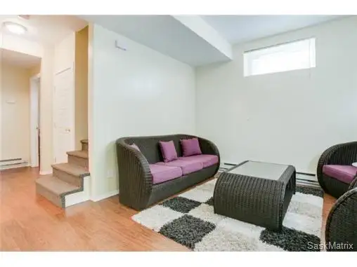 Bright Cozy 2 Bdrm Basement Near University - Photo 4