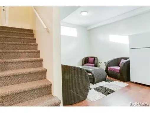 Bright Cozy 2 Bdrm Basement Near University - Photo 5