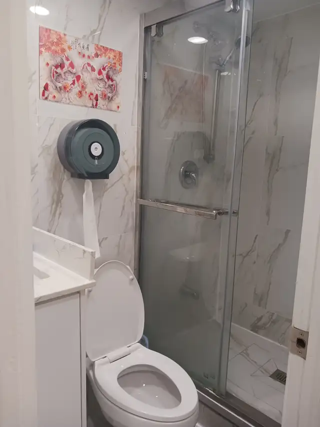 A brand new private day room with a queen-size bed - Photo 5