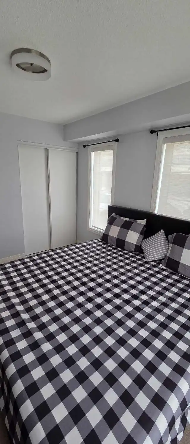 Fully furnished room for rent with 1 Parking Spot - Photo 2