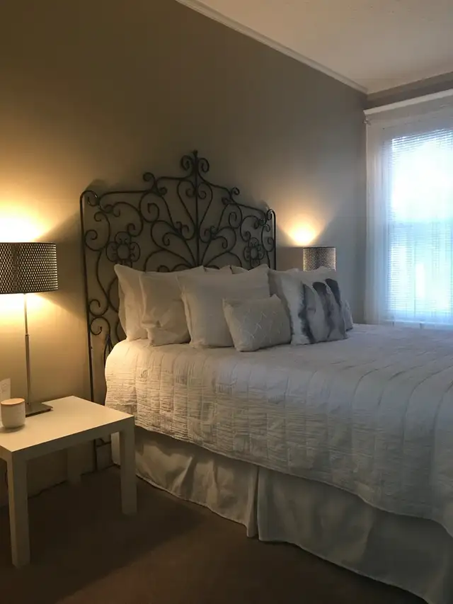 Large One Bedroom plus Den in Century Home - Photo 3