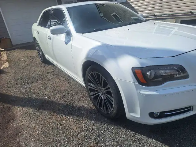 2013 Chrysler 300s 5.7L Hemi - Photo 2