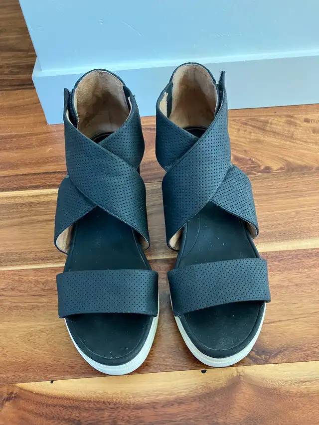 Womens Dr.Scholls black leather sandals.