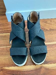 Womens Dr.Scholls black leather sandals.