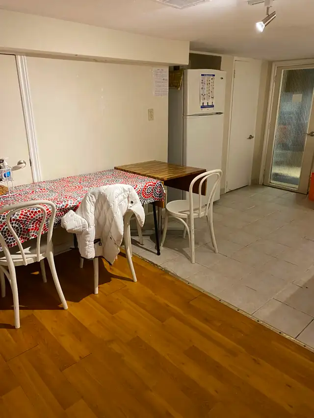 Cozy room in eastyork available from May 1st,single only $700 - Photo 4