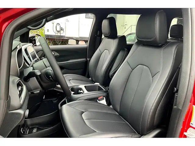 2025 Chrysler Grand Caravan SXT | 10.1\' Touch Screen | Leather - Photo 9