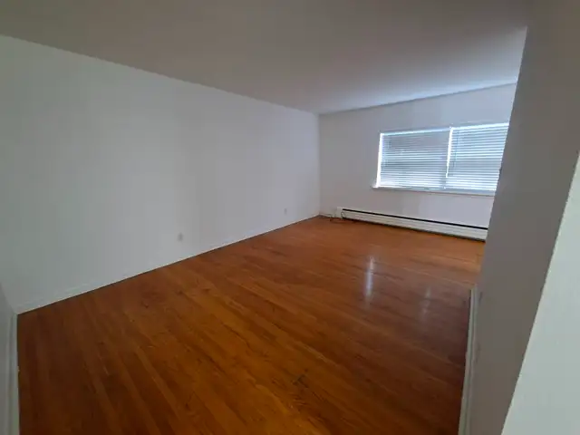 2 bedrooms Apartment in Royal York and Lakeshore - $ 1,795.00 - Photo 3