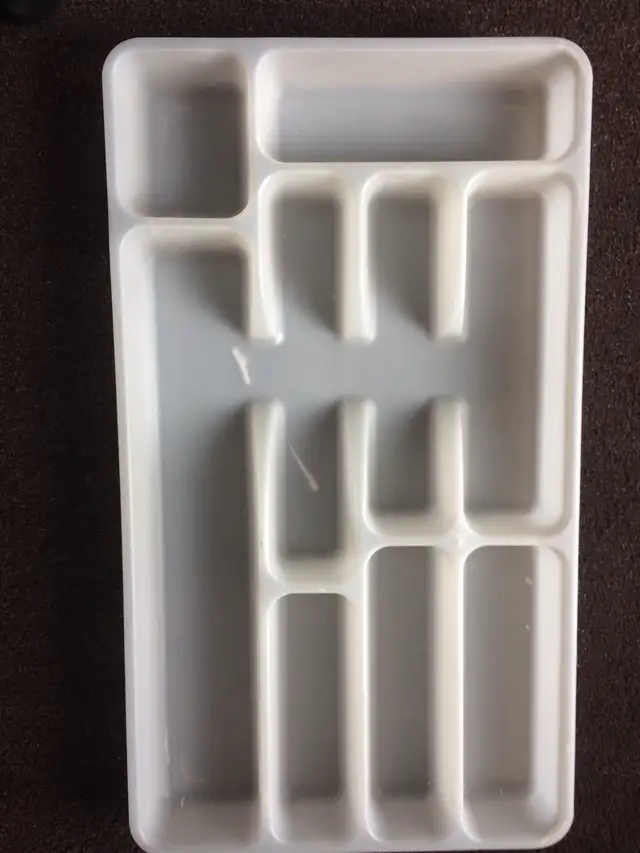 GRAND CONTENANT D'USTENSILES DE CUISINE 20'LONGx11'LARGE: $5.00