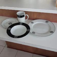 4ASSIETTES,4PLATS,4PETITES ASSIETTES 4 TASSES À CAFÉ: $65.00