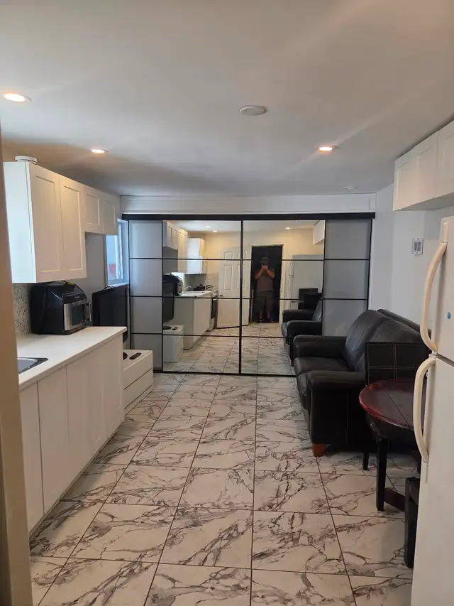 À LASALLE, BACHELOR 31/2 MEUBLÉ ET ENSOLEILLÉ. - Photo 4