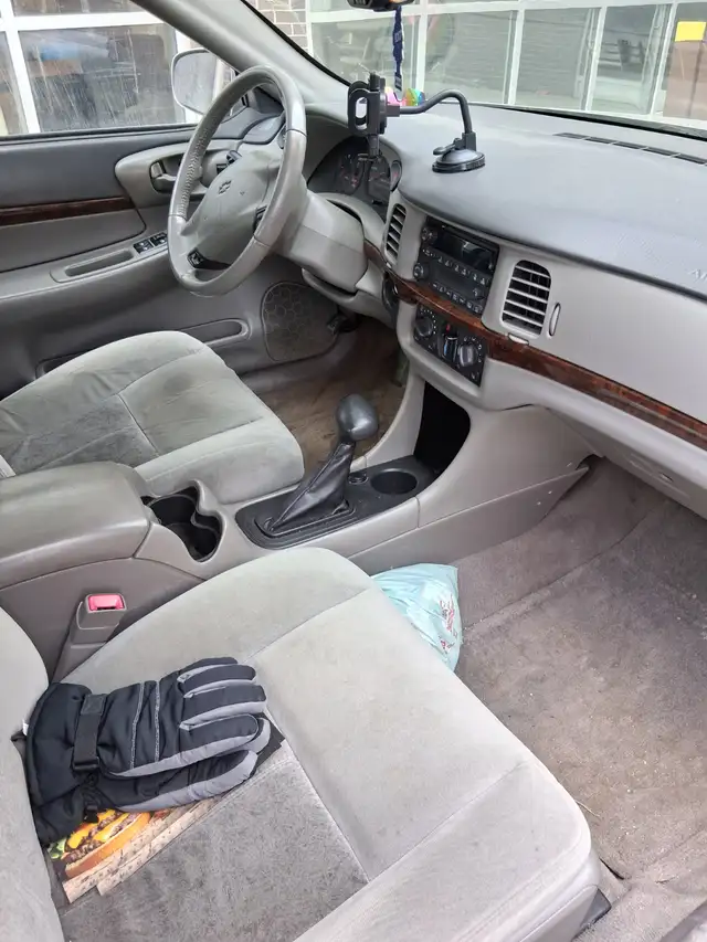 2005 Chev Impala. Safetied, no rust, dependable. Only 175K. - Photo 3