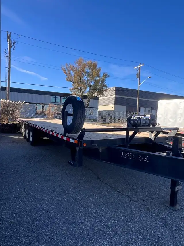 2021 8x30 triaxle deckover trailer