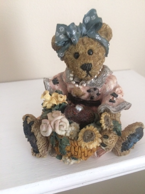 4 FIGURINES EN PORCELAINE, GARCON FILLES: $10.00 CHACUNE