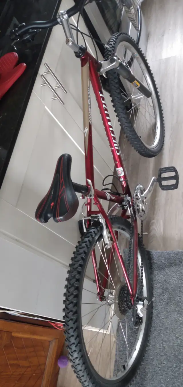 Saturday sale Specialized/Giant  $150 each, 1 hybrid and 1 MTB - Photo 3