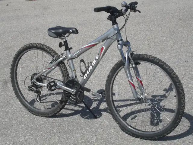 IT'S A GIANT 26' GIANT BUILDER ALL ALUMINUM 21 SPD   SUSPENSION!