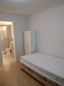 Room with Private Bathroom near Erindale GO Station - Photo 2