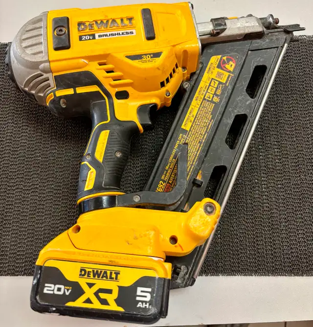 DEWALT 20V Cordless Brushless 2-Speed 30° Framing Nailer DCN692B