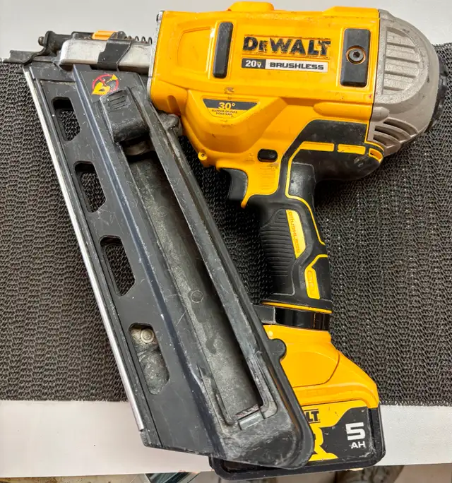 DEWALT 20V Cordless Brushless 2-Speed 30° Framing Nailer DCN692B - Photo 2