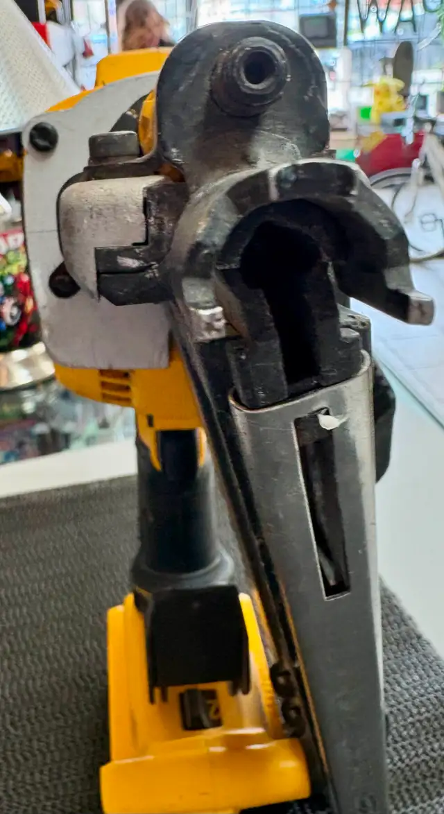 DEWALT 20V Cordless Brushless 2-Speed 30° Framing Nailer DCN692B - Photo 3