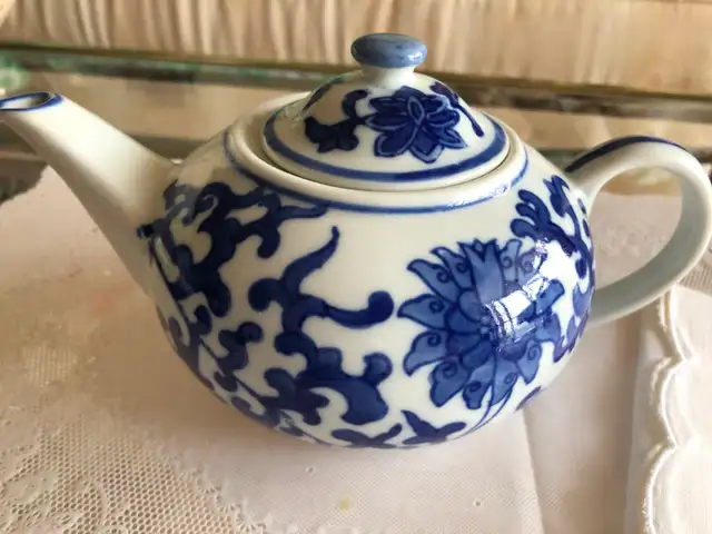 Beautiful matching Blue and White platter and  teapot - Photo 3