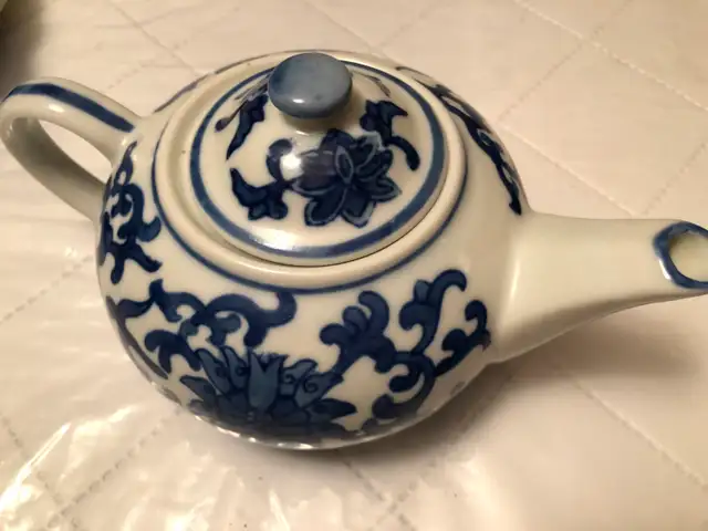 Beautiful matching Blue and White platter and  teapot - Photo 6